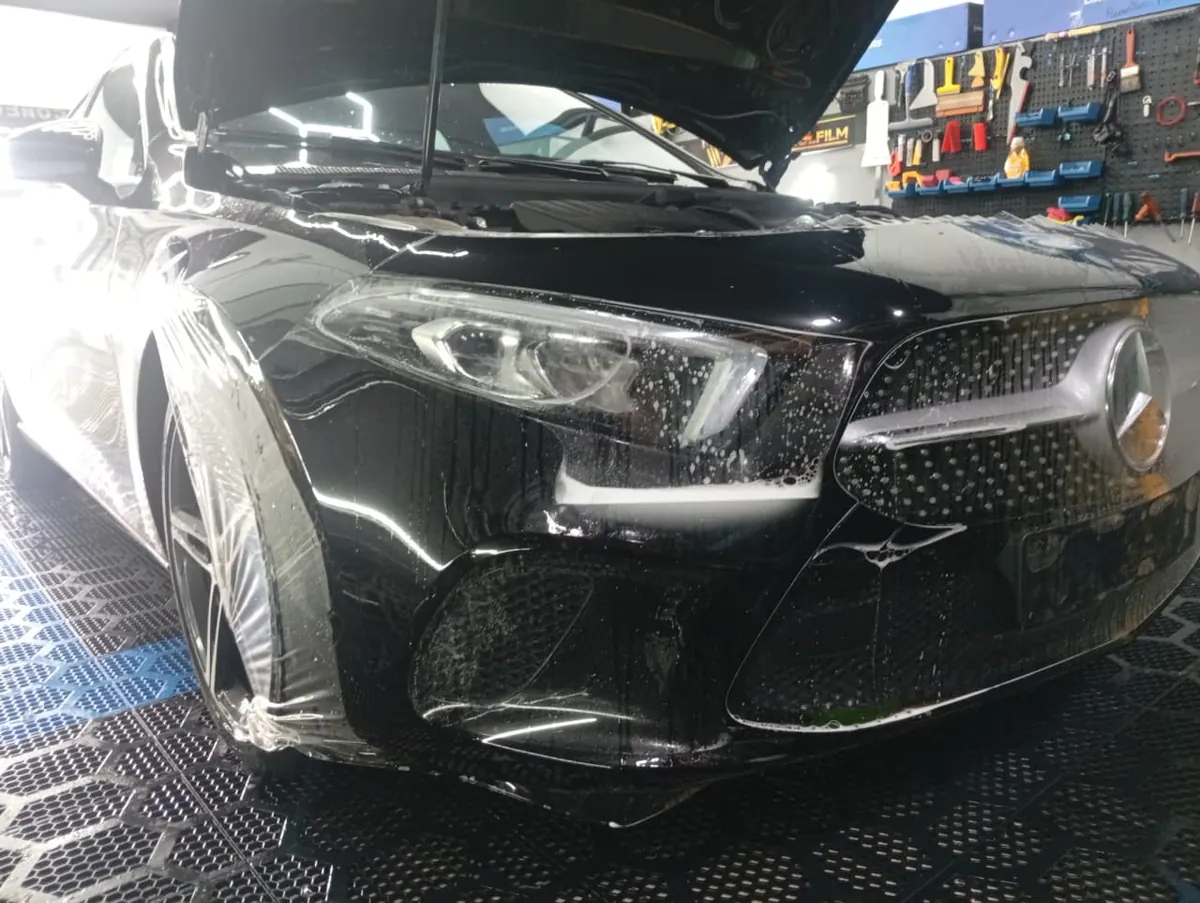 Veículo preto durante aplicação de película de proteção de pintura