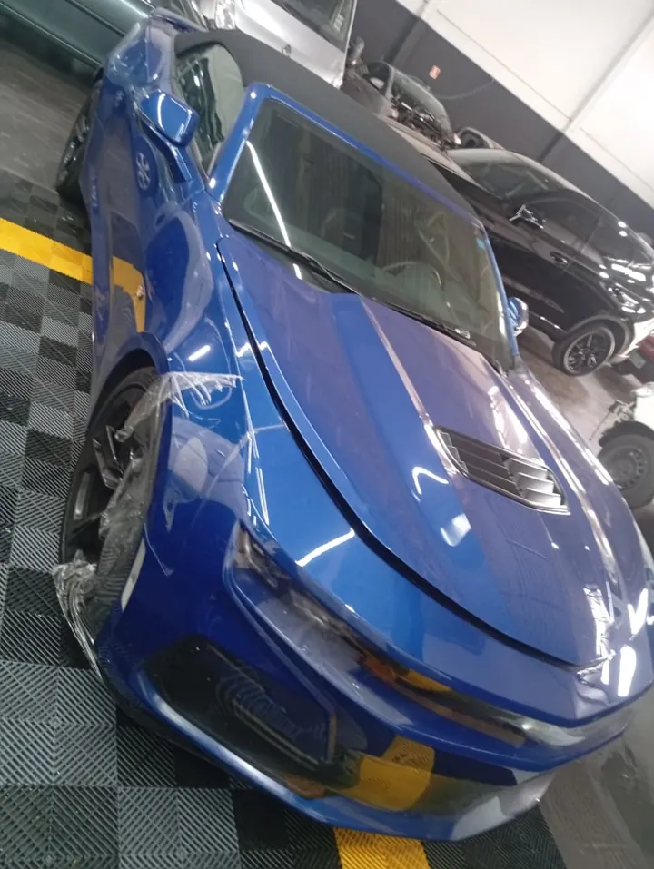 Detalhe de aplicação de proteção em carro azul