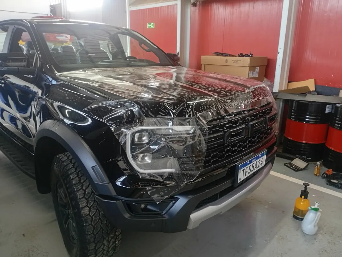Detalhe de proteção no capô de Ranger Raptor