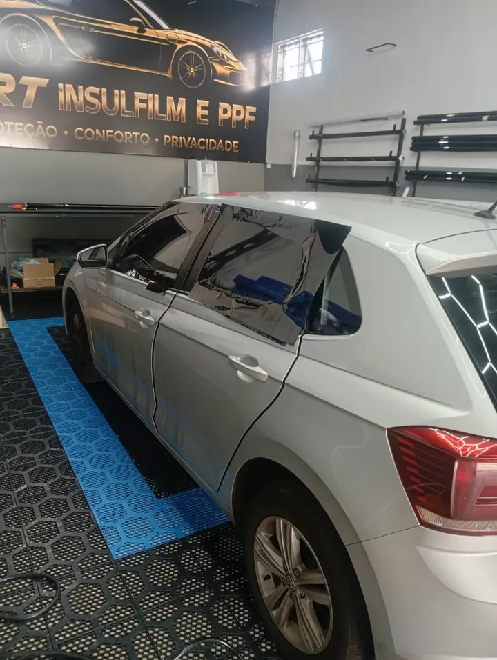 Aplicação de insulfilm em veículo prata no estúdio da ART