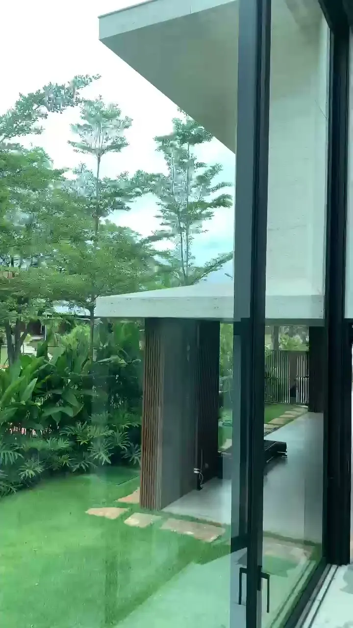 Vidro residencial com película aplicada pela ART, com vista para o jardim