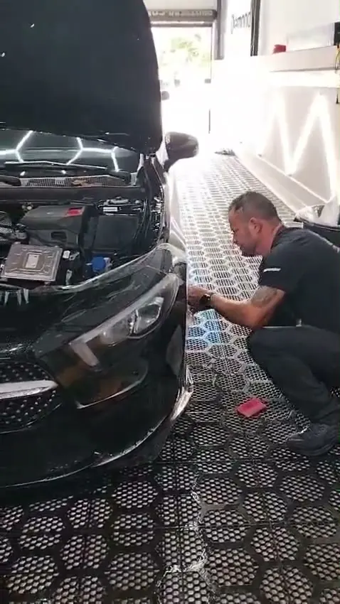 Equipe da ART aplicando proteção no estúdio